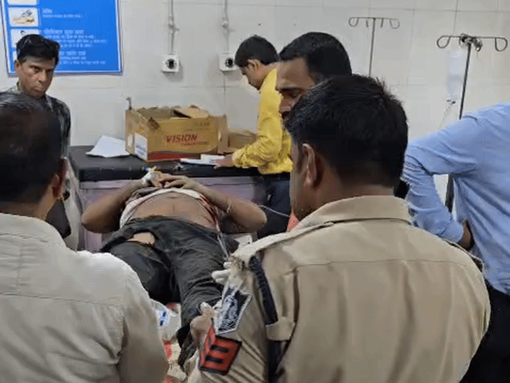 घायलों को इलाज के लिए अस्पताल लाया गया है।