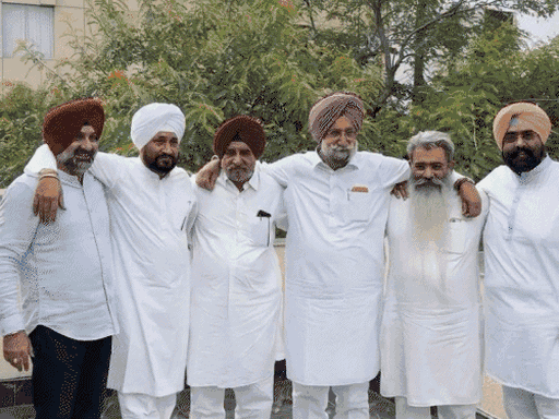 ये फोटो मोहाली में हुई मीटिंग के बाद की है। इसमें पूर्व सीएम एवं सांसद चरणजीत चन्नी, सांसद सुखजिंदर रंधावा, विधायक बरिंदरमीत सिंह पाहड़ा, विधायक तृप्त राजिदंर सिंह बाजवा, पूर्व मंत्री भारत भूषण आशू और पूर्व विधायक कुशलदीप किक्की ढिल्लों।