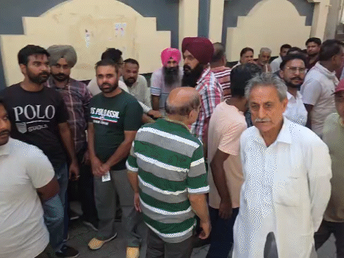 वारदात के बाद मृतका के घर के बाहर लोगों की भीड़ जमा हो गई।