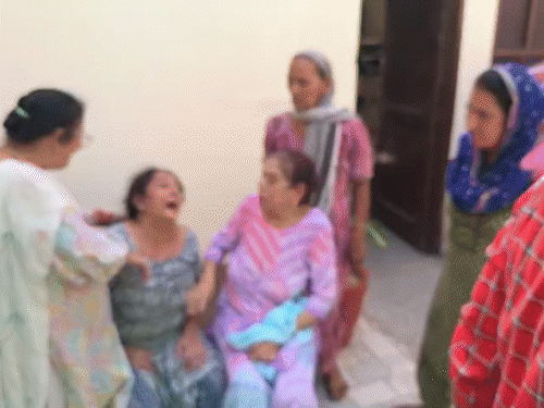 घर की महिला की मौत के बाद परिजन चीख-चीखकर रोने लगे।