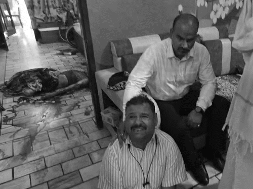 मौके पर अपनी पत्नी की लाश को देकर पति विलाप करने लगा।
