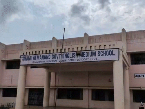 मामला खम्हरिया स्थित स्वामी आत्मानंद उत्कृष्ट अंग्रेजी माध्यम स्कूल (सेजेस) का है।