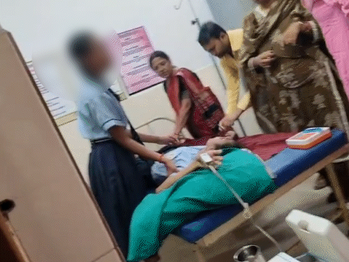 तबीयत बिगड़ने के बाद छात्रा को अस्पताल ले जाया गया।