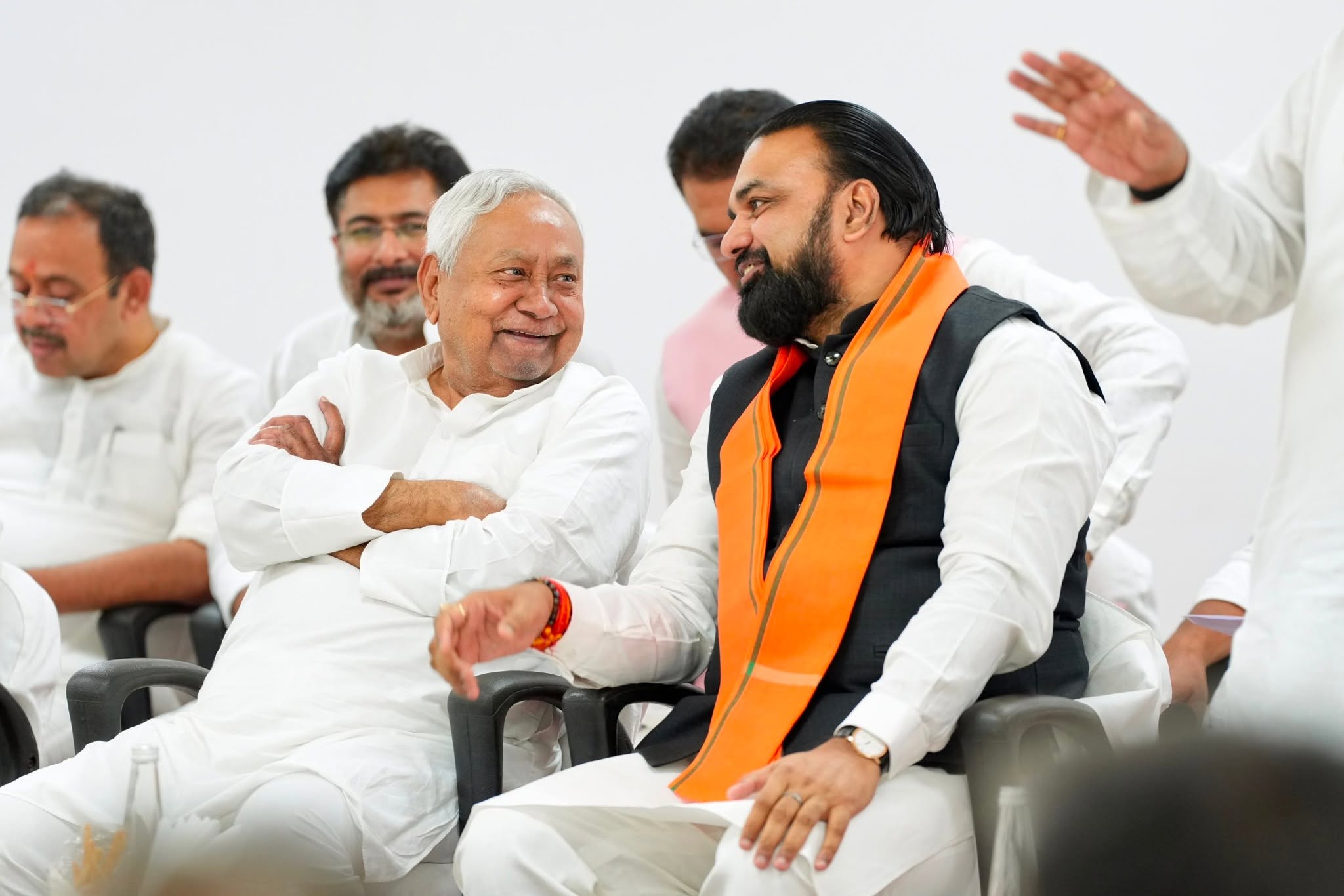 नीतीश कुमार लगातार JDU कार्यकर्ताओं से मिल रहे हैं। कार्यक्रम में शामिल हो रहे हैं। तस्वीर-10 जुलाई की NDA नेताओं की बैठक के दौरान की है।