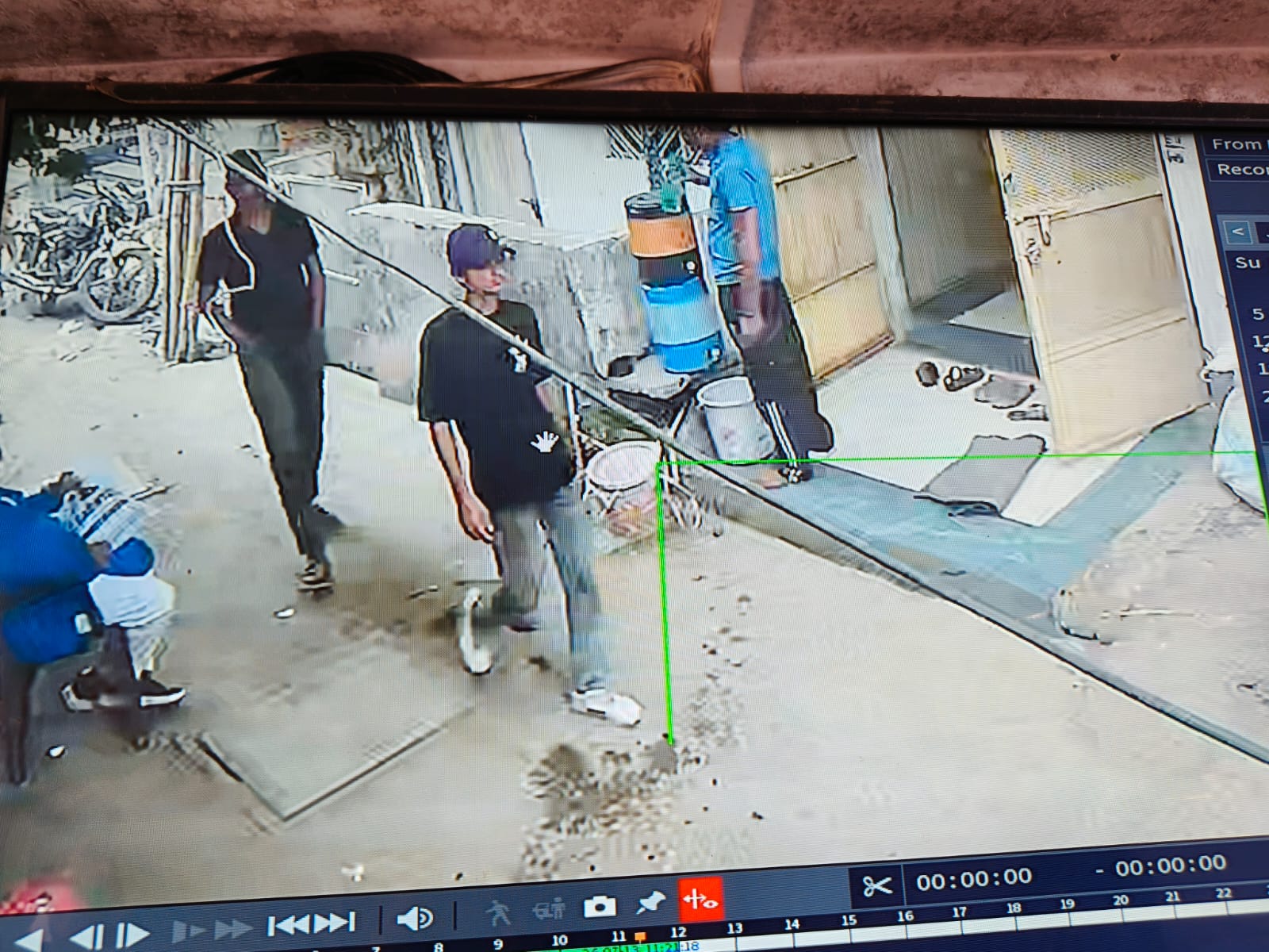 घटना के बाद मौके से भागते आरोपियों की तस्वीर.