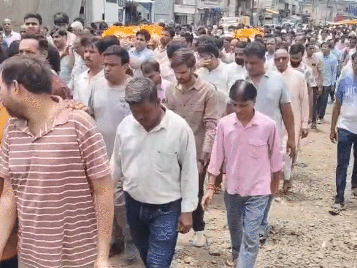 सोमवार सुबह घर से मां-बेटे की शवयात्रा एक साथ निकाली गई।