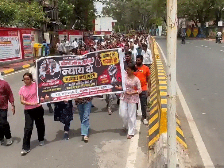 सोमवार को परिजनों और लोगों ने न्याय की मांग को लेकर रैली निकाली.