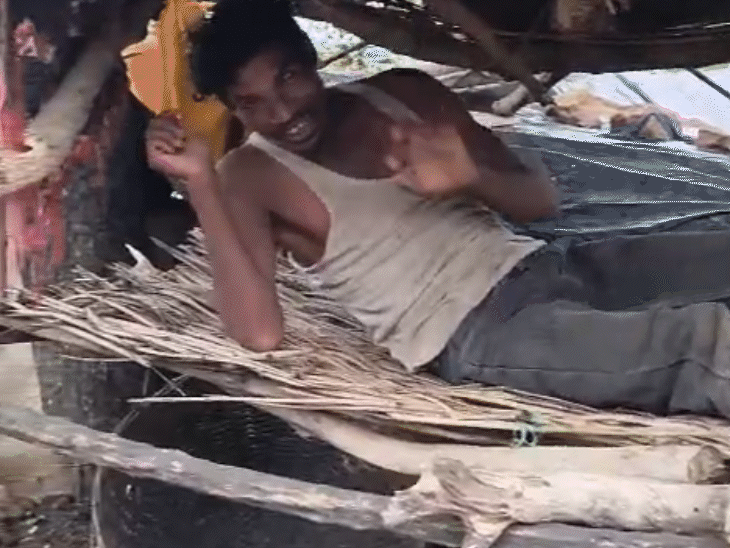 महिलाओं का कहना है कि यहां के लोग सुबह होते ही नशा करने लगते हैं।