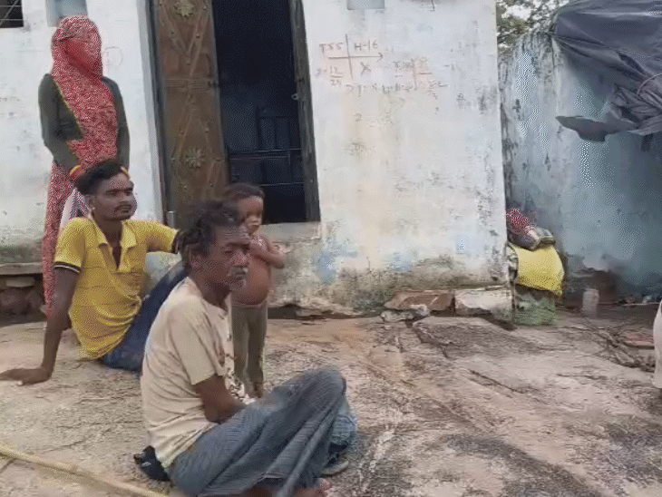महिलाओं ने कहा कि अवैध शराब बंद नहीं हुई तो और मौतें होंगी.