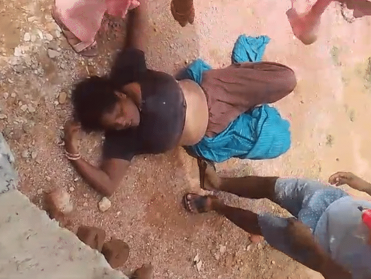 महिला को इतनी बेरहमी से पीटा गया कि वह मौके पर ही बेहोश हो गई