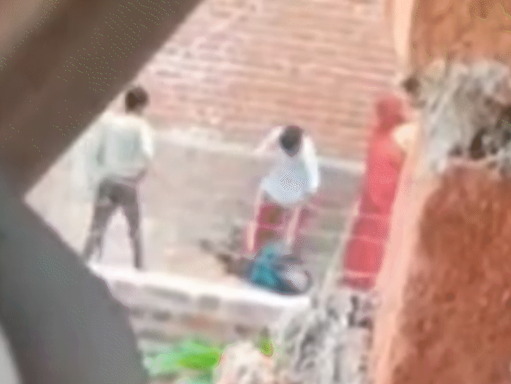 वीडियो में एक लड़की महिला को डंडे से पीटती नजर आ रही है