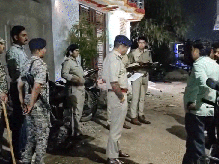फरियादी के घर के बाहर जांच करते पुलिसकर्मी।