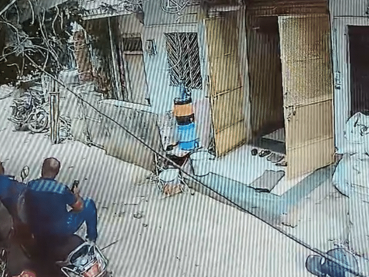 बदमाश दौड़कर चाकू से हमला कर भागता नजर आ रहा है।