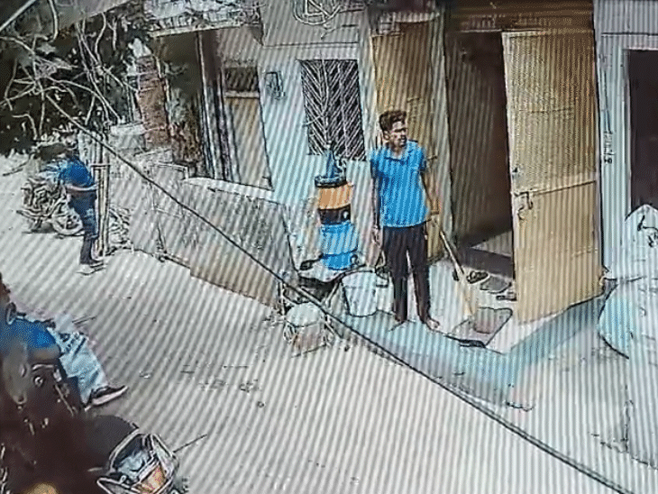 घटना के बाद व्यवसायी जान बचाकर भाग गये. पड़ोसियों ने मदद की.