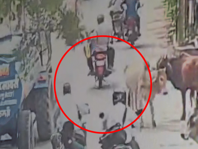 टैंकर का टायर उनके ऊपर चढ़ते ही पंचायत सचिव की तड़प-तड़प कर मौत हो गयी.