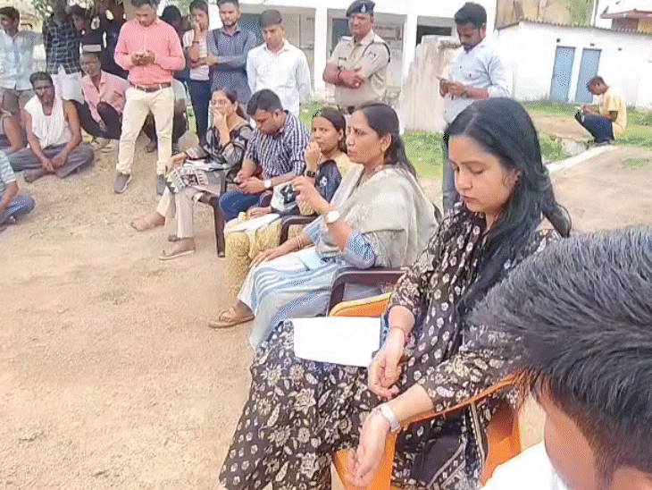 मामला सामने आने के बाद कलेक्टर जमुना भिड़े ने यहां पंचायत की.