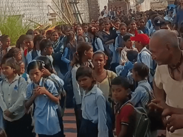 ग्रामीण बोले-पढ़ाई नहीं हो रही; आंदोलन की चेतावनी, दो दिन का अल्टीमेटम