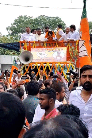बीजेपी कैंडिडेट नीरज नामांकन करने के लिए रथ से निकले। इस दौरान NDA के नेता भी उनके साथ दिखे।