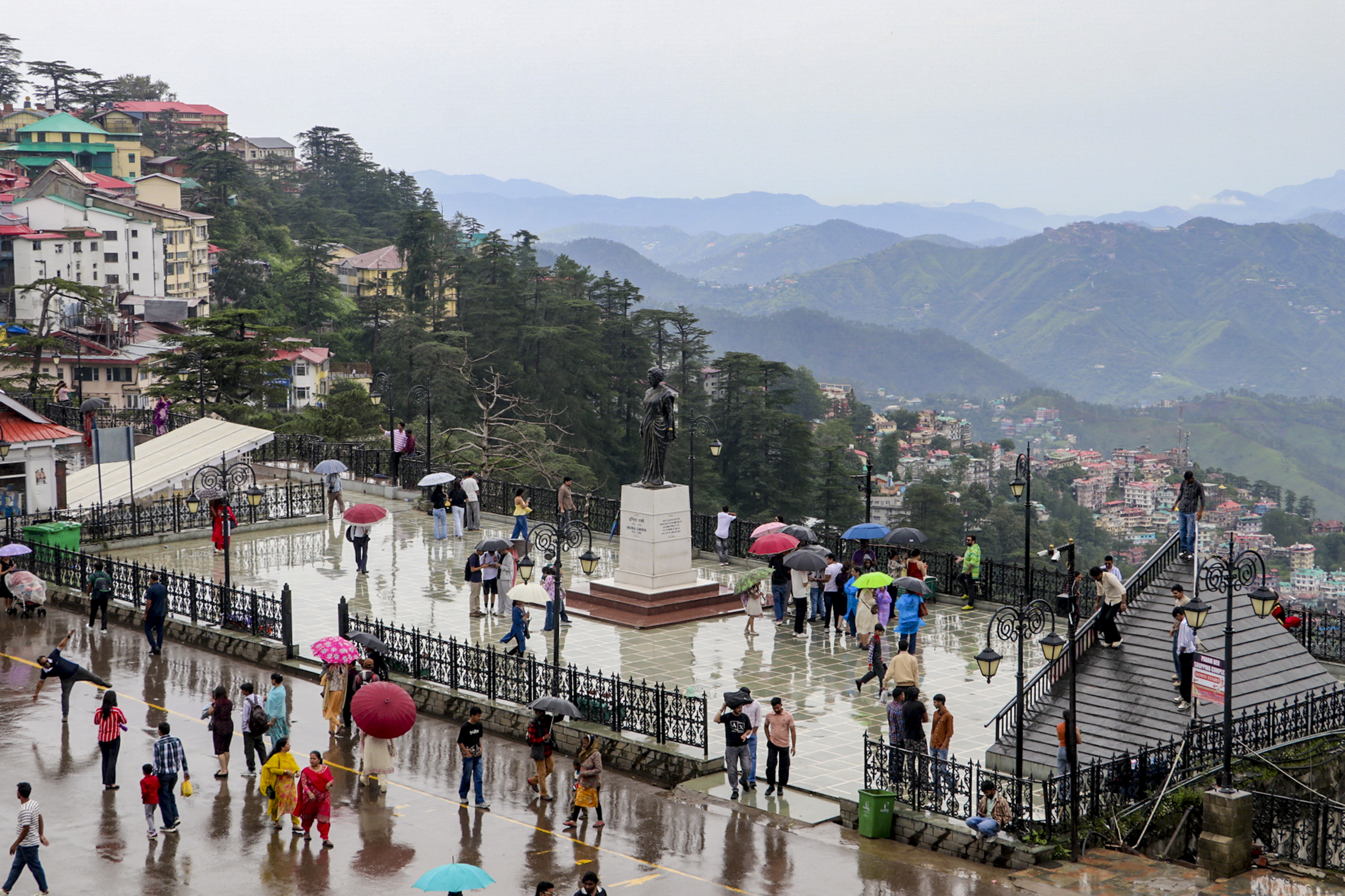हिमाचल प्रदेश के शिमला में रविवार को बारिश हुई।