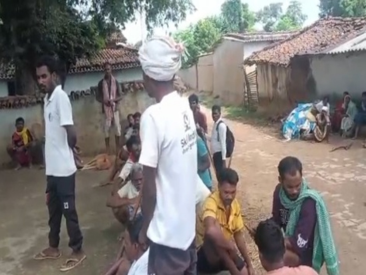 मामले को दबाने के लिए पंचायत ने बैठक भी की। इसी बीच गांव से ही किसी ने पूरी घटना की गुप्त सूचना पुलिस को दे दी।