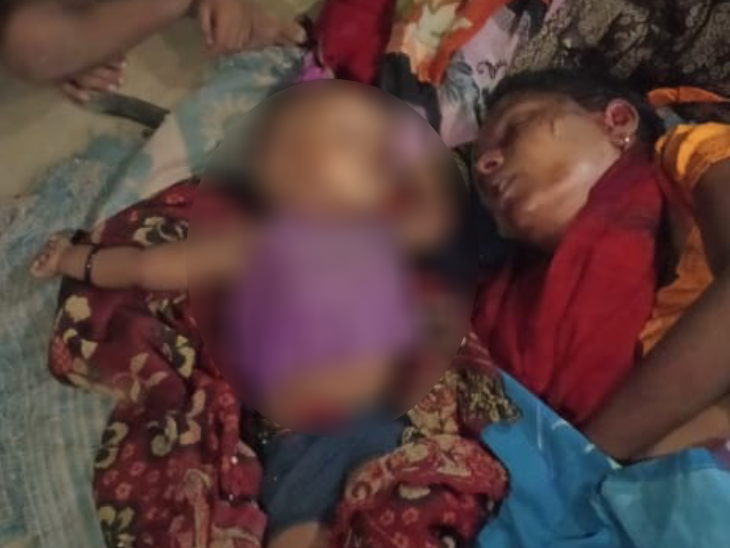 संगीता की मौत के बाद घरवालों ने 5 महीने की बच्ची को मां के पास लिटाया।