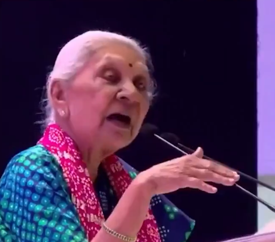 आनंदीबेन ने कहा की महिलाएं चाहे टीचर बनें या आईएएस ऑफिसर, उन्हें अपने परिवार के लिए खाना बनाना आना चाहिए।