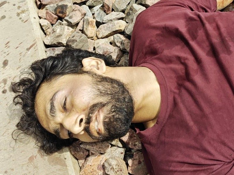 श्रेष्ठ का शव रेलवे ट्रैक पर दो हिस्सों में मिला है।