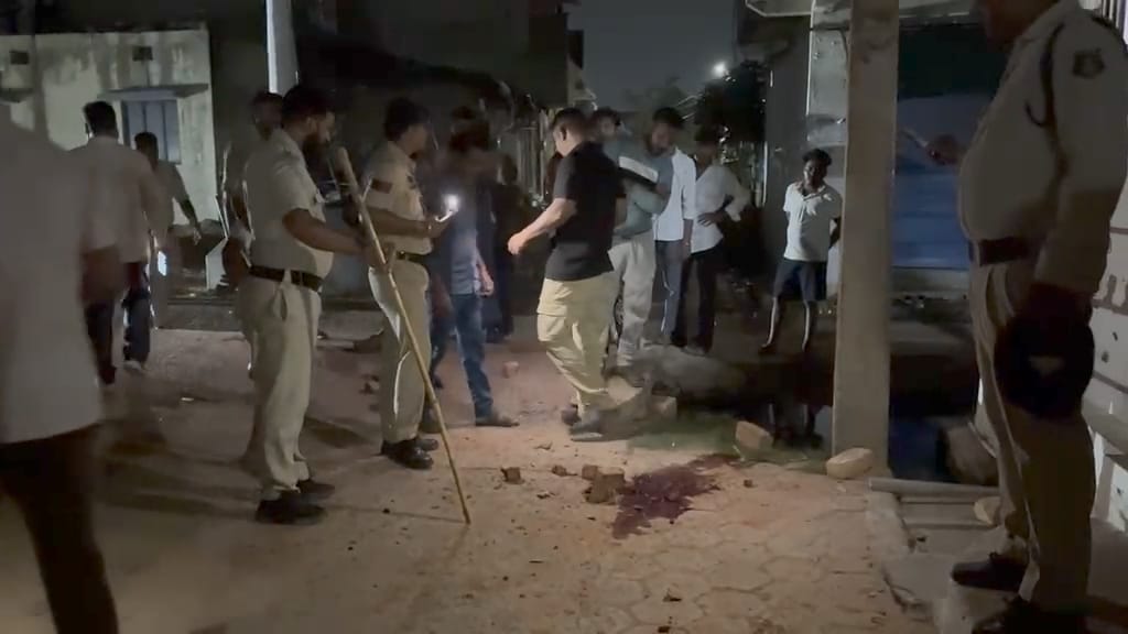 घटनास्थल पर खून के निशान।