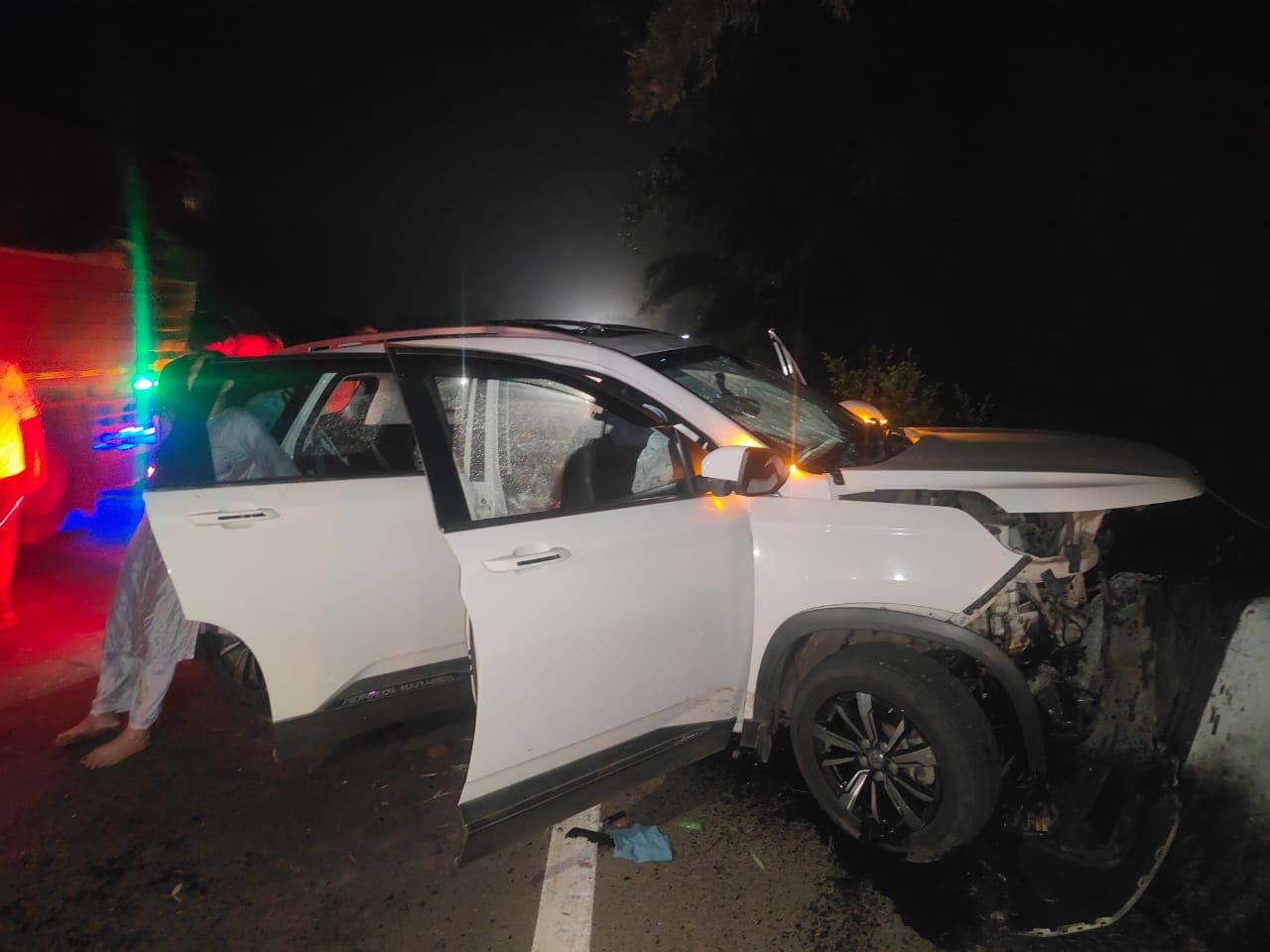 एमजी हेक्टर कार डिवाइडर से टकराकर दुर्घटनाग्रस्त हो गई