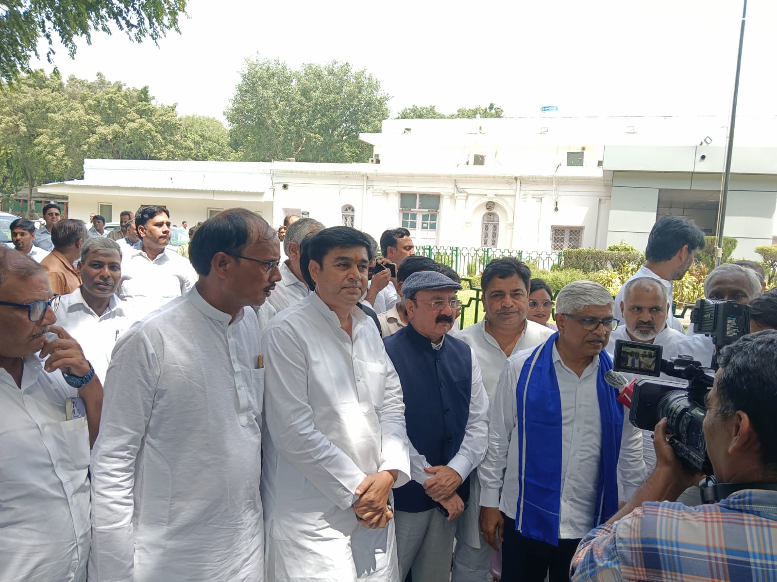 दिल्ली से मेरठ निकलने से पहले कांग्रेस सांसद और विधायकों ने कहा- एसएसपी साहब से हमारी गुहार है कि वो हमें पीड़ित परिवार से मिलवाएं।