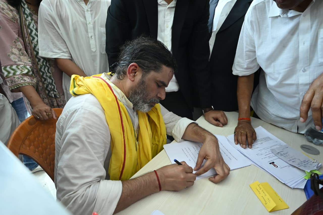 प्रशांत किशोर नामांकन करते हुए।