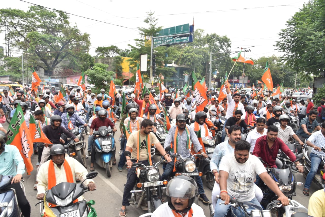 भाजपा प्रत्याशी के नामांकन के दौरान बड़ी संख्या में बीजेपी समर्थक भी मौजूद रहे।