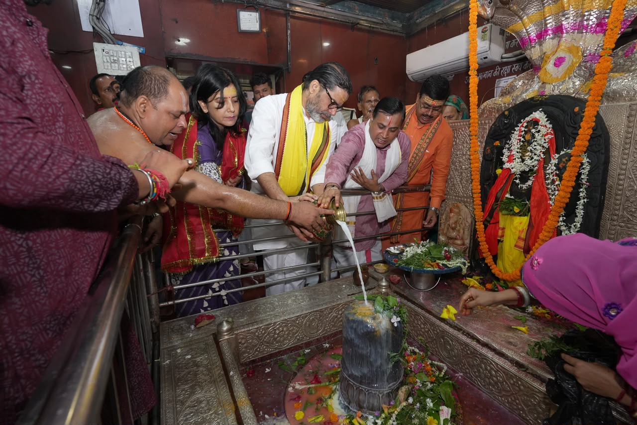 नामांकन से पहले प्रशांत किशोर ने सोनपुर के हरिहरनाथ मंदिर में की पूजा।