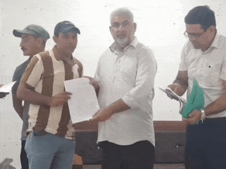 लाभार्थियों को नियुक्ति पत्र वितरित करते कैबिनेट मंत्री लाल चंद।