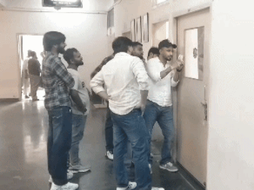 शारीरिक शिक्षा विभाग के HOD ऑफिस में कार्रवाई के दौरान बाहर खड़े स्टूडेंट।