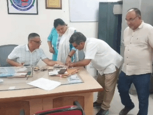 शारीरिक शिक्षा विभाग के HOD ऑफिस में कार्रवाई करती जांच कमेटी।
