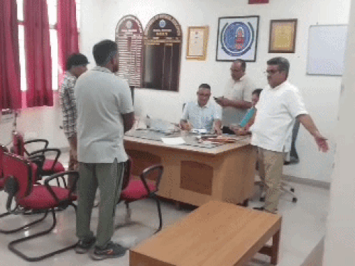 रोहतक के एमडीयू में शारीरिक शिक्षा विभाग के HOD ऑफिस से बरामद राशि को गिनते हुए कमेटी के सदस्य। - Dainik Bhaskar