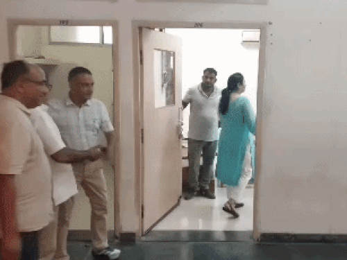 शारीरिक शिक्षा विभाग के HOD ऑफिस में जाते हुए कमेटी के सदस्य।
