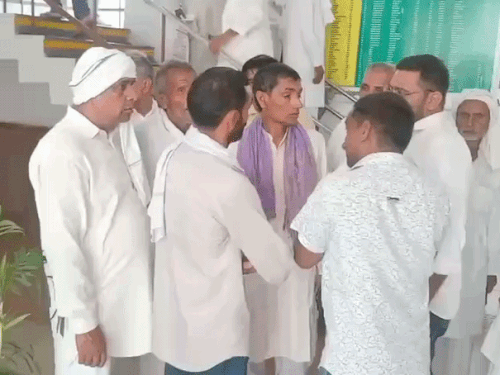भिवानी एसपी से मिलने पहुंचे मनीषा के पिता व अन्य ग्रामीण।