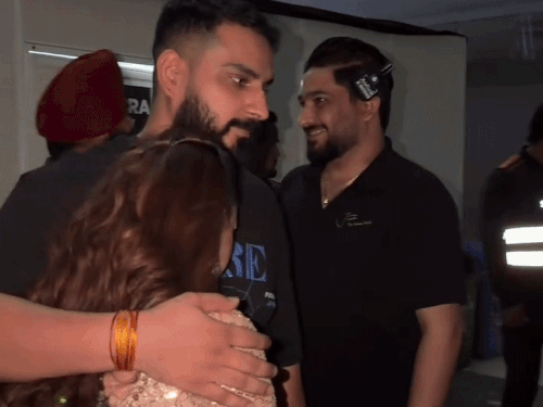 Jasmine Sandlas seen getting emotional as she hugs her fiancé, before going on stage.