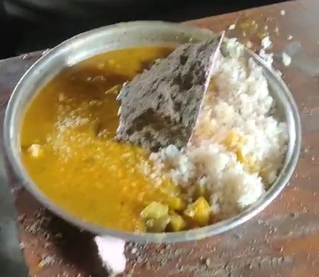 खाने में गिरा छत।