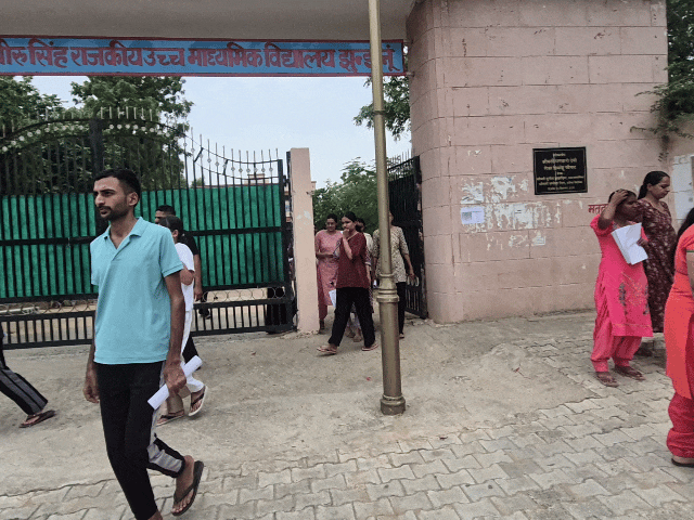 पेपर खत्म होने के बाद परीक्षा केंद्रों से बाहर निकले अभ्यर्थियों।