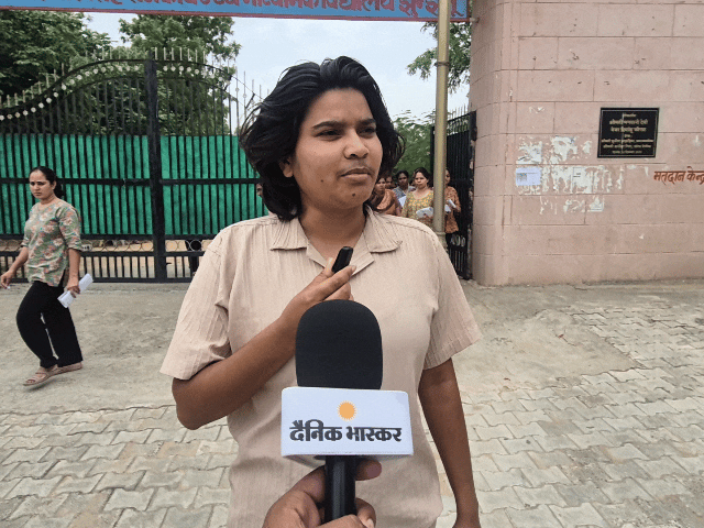परीक्षा देने आए अभ्यर्थियों ने मीडिया से बात करते हुए पेपर के बारे में बताया।