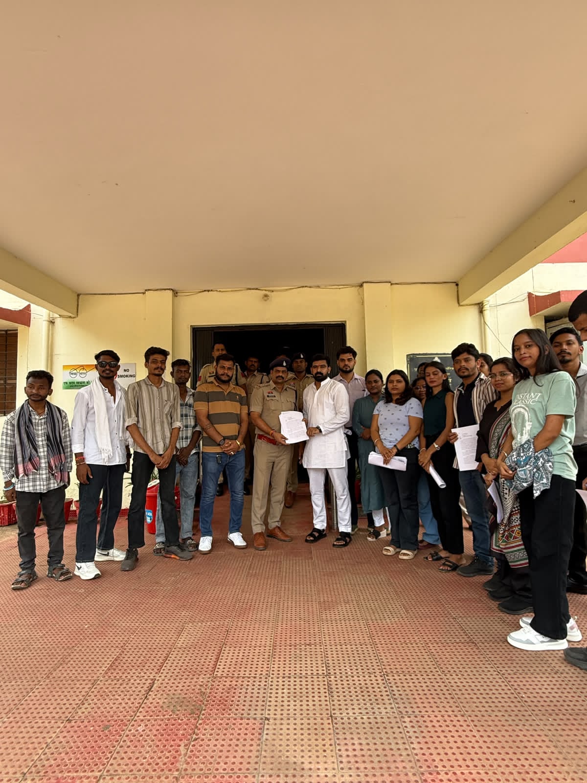 छात्रों ने विश्वविद्यालय के खिलाफ FIR दर्ज करने की मांग की है।