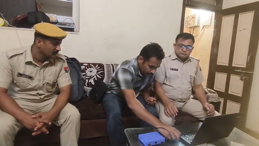 सूचना पर पहुंची साइबर सेल की टीम अनुसंधान करते हुए।