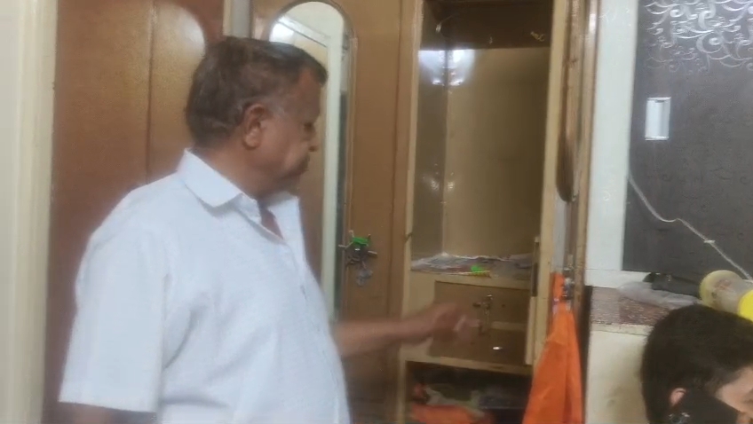 चोर तिजोरी को तोड़कर कैश और ज्वेलरी ले गए।