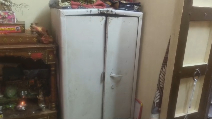 बदमाशों ने घर में पड़ी अलमारी का ताला तोड़ दिया।