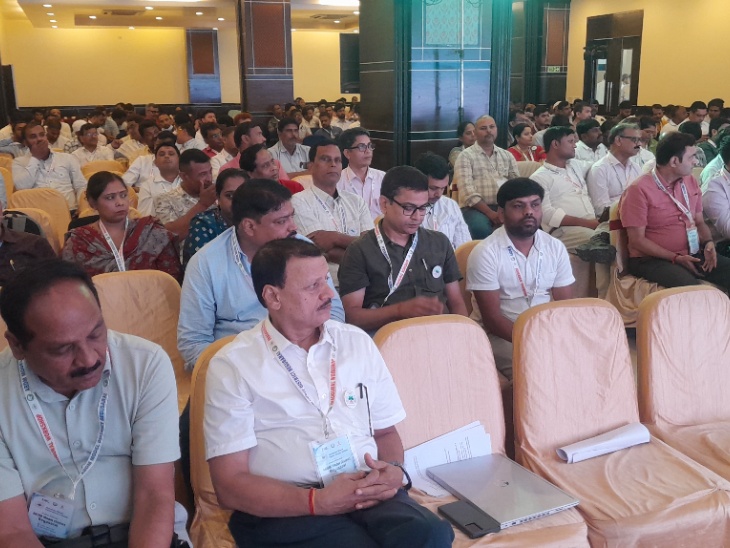 कार्यक्रम में उपस्थित अधिकारी की फोटो।
