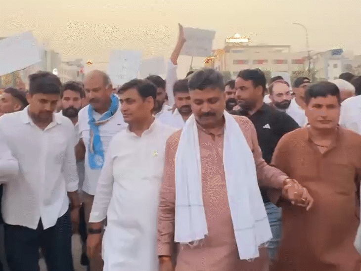 कांग्रेस प्रदेश अध्यक्ष गोविंद सिंह डोटासरा और नेता प्रतिपक्ष टीकाराम जूली भी पैदल मार्च में मौजूद रहे।