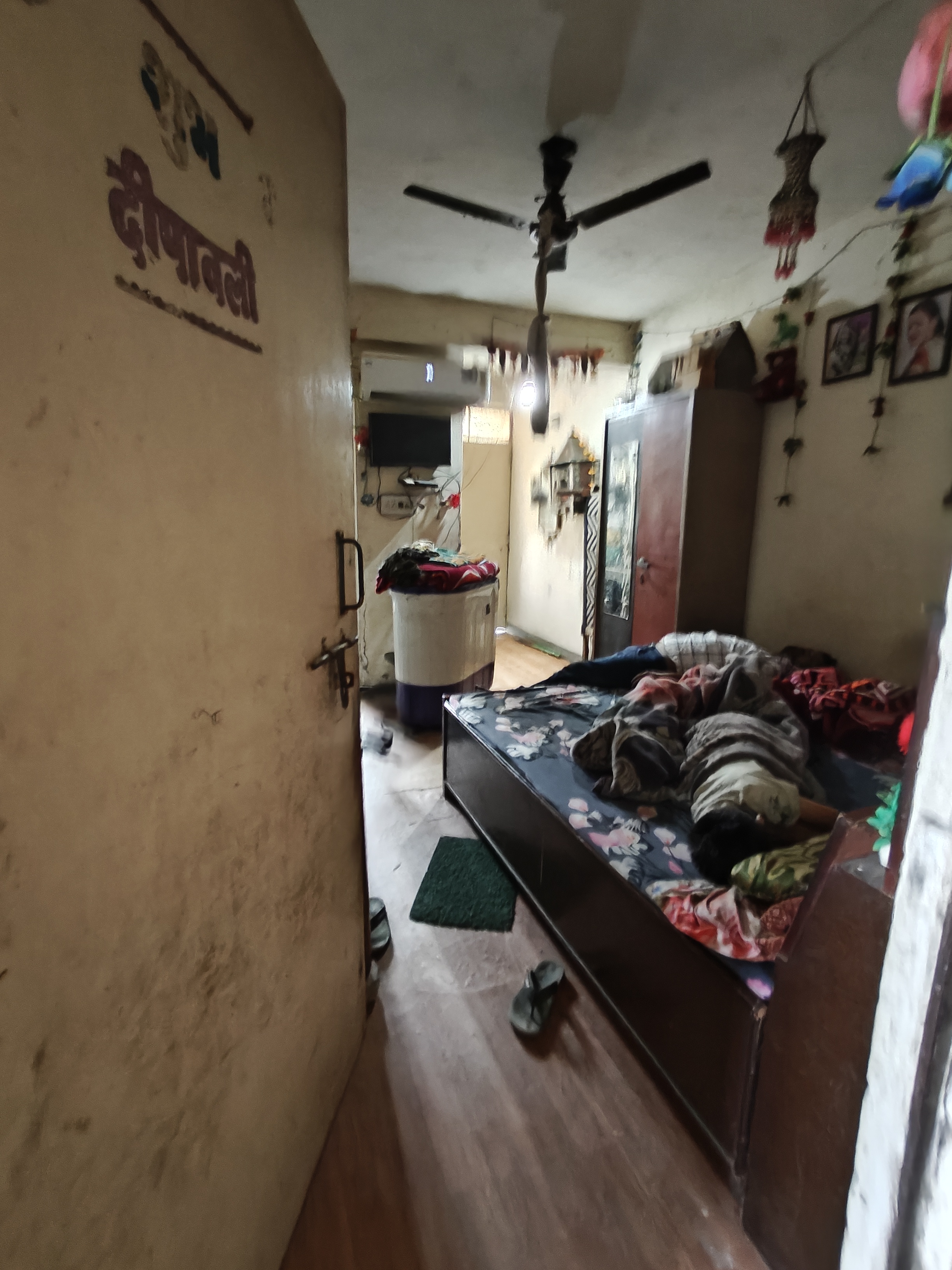 फ्लैट में पंखे से उतरा पिता का शव, बेटे सोते के सोते रह गए।